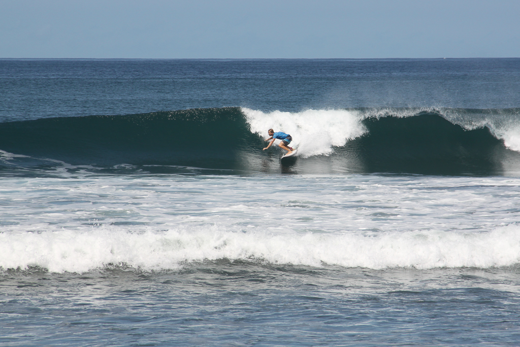 Rasmus surfer Playa Ostinal