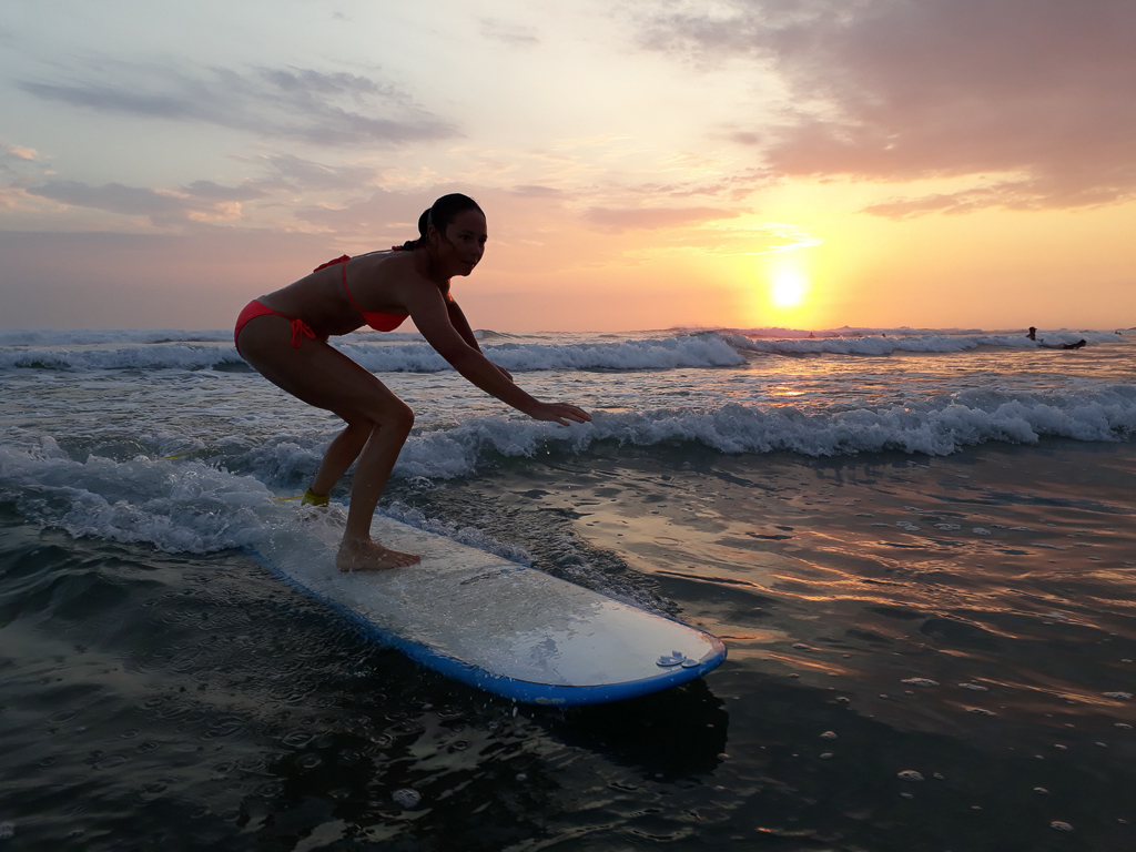 Helene surfer i solnedgangen
