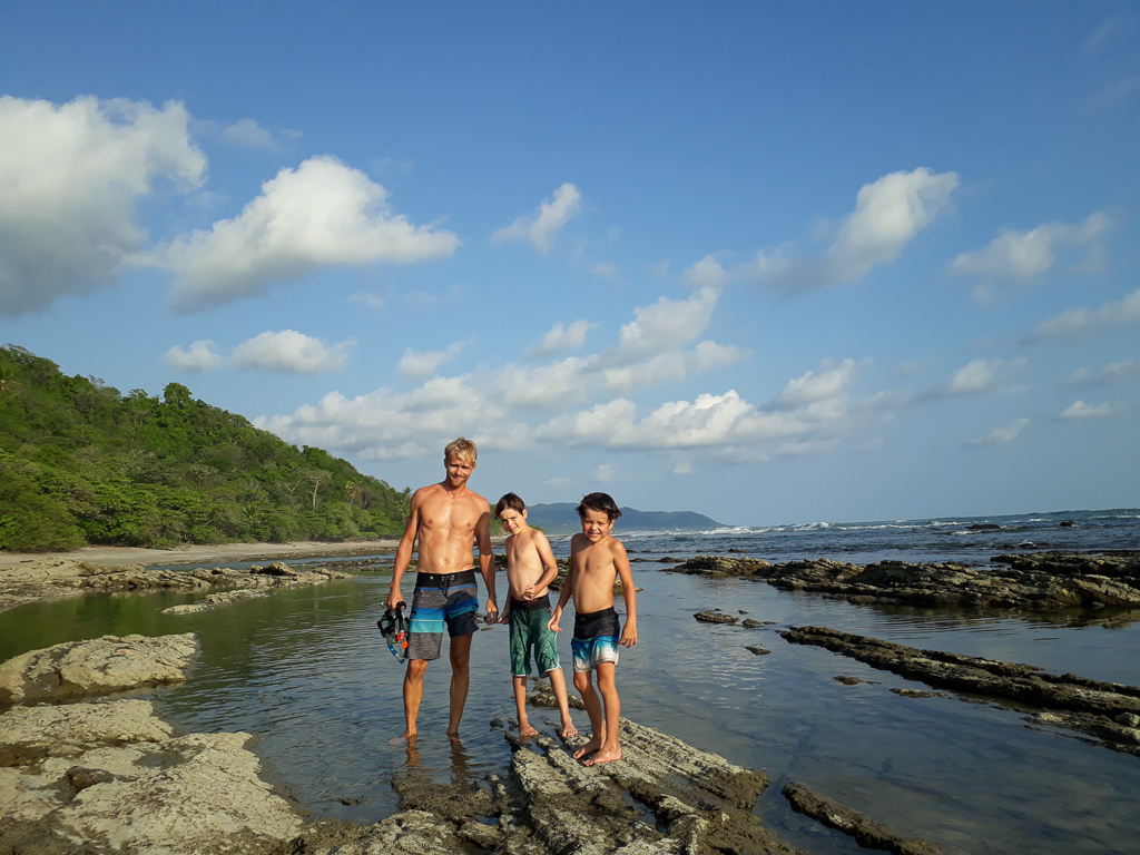 Rasmus, Oskar og Alfred på klipperne i vandkanten