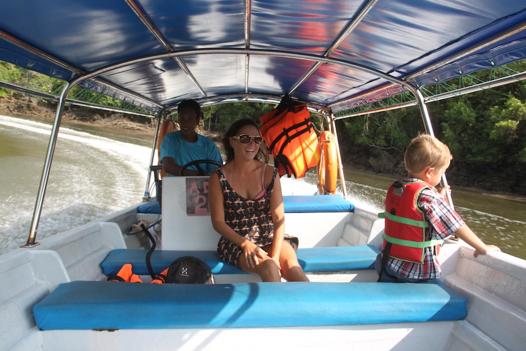 Helene og Alfred i speedbåden med fuld fart på gennem mangroven