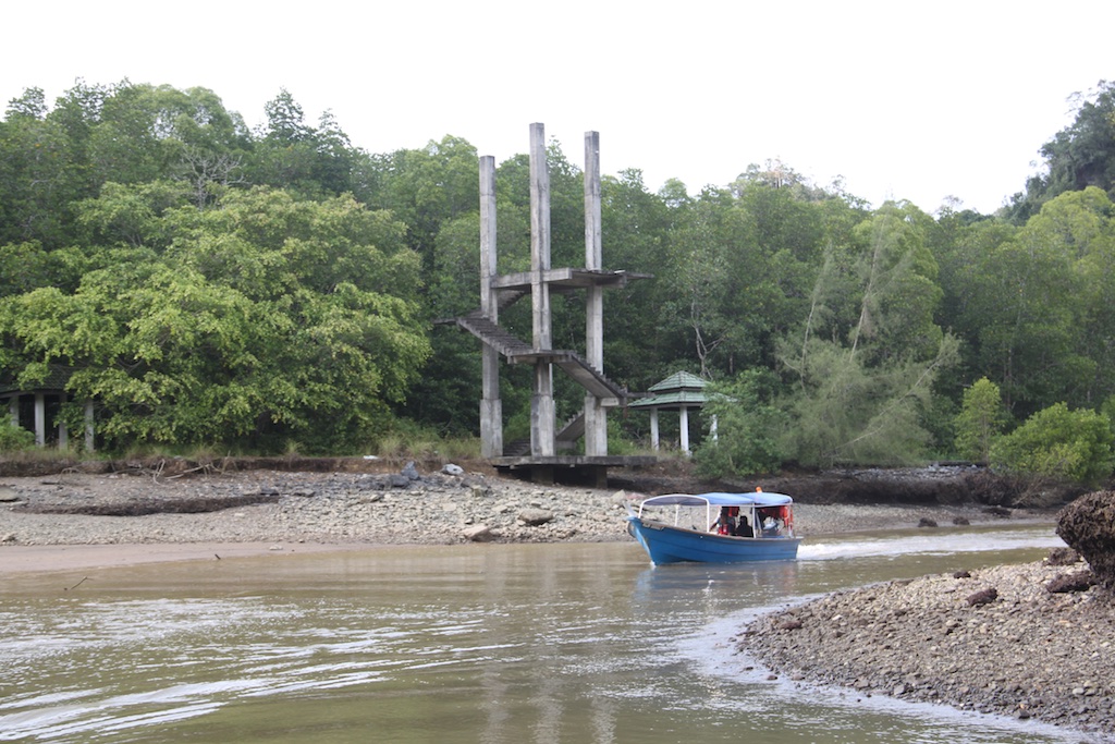 Ufærdigt byggeprojekt i mangroven på Langkawi