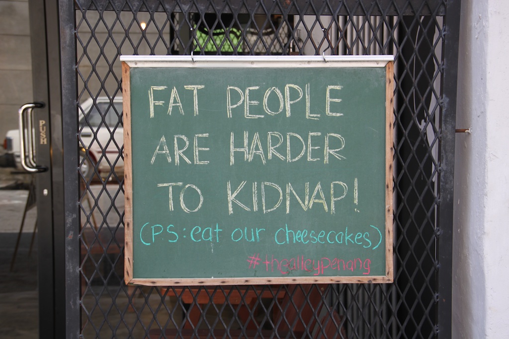 Fat people are harder to kidnap! (PS: eat your cheesecakes) står der på skiltet