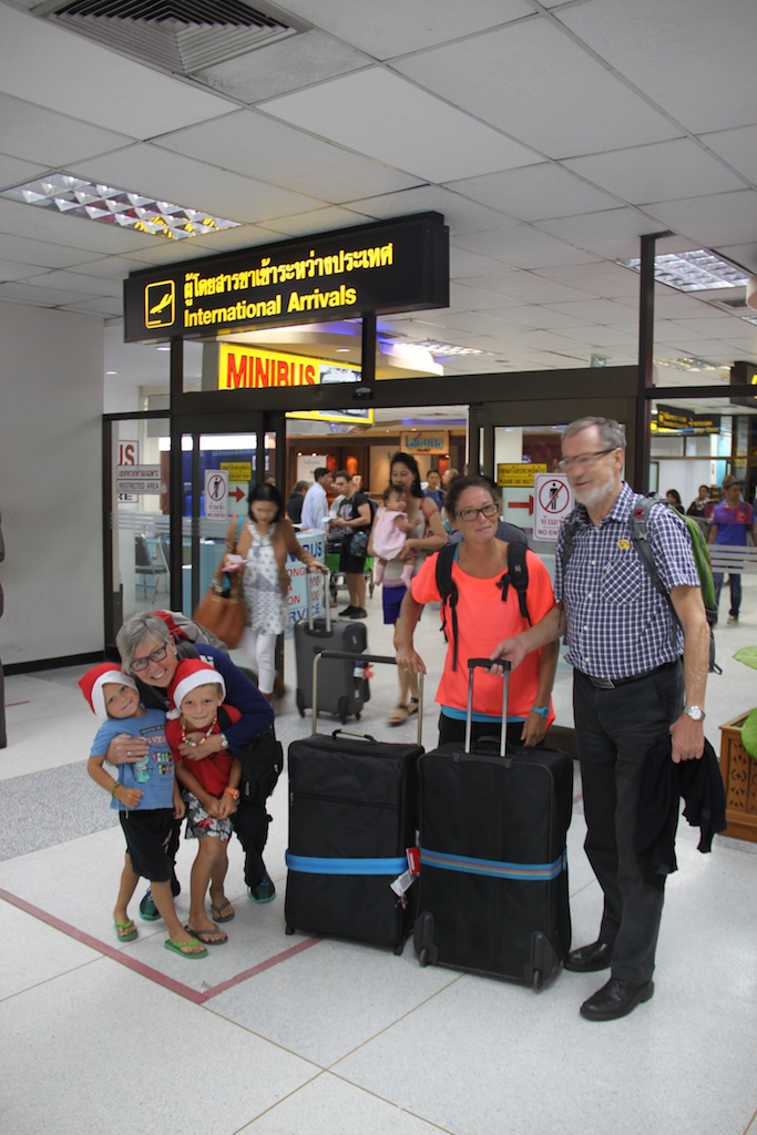 Alfred, Lissi, Oskar, Helene og Gunnar i lufthavnen på Phuket