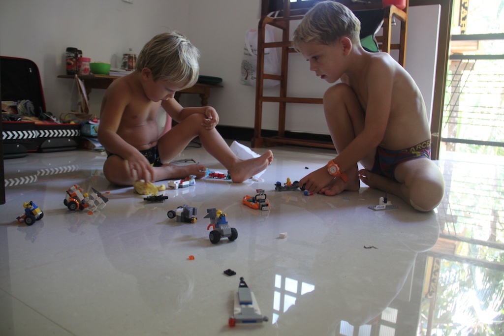 Alfred og Oskar bygger lego på værelset i junglehytten
