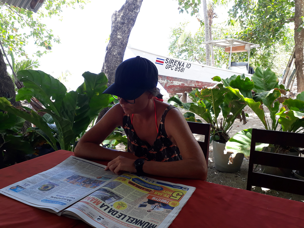 Helene læser avis