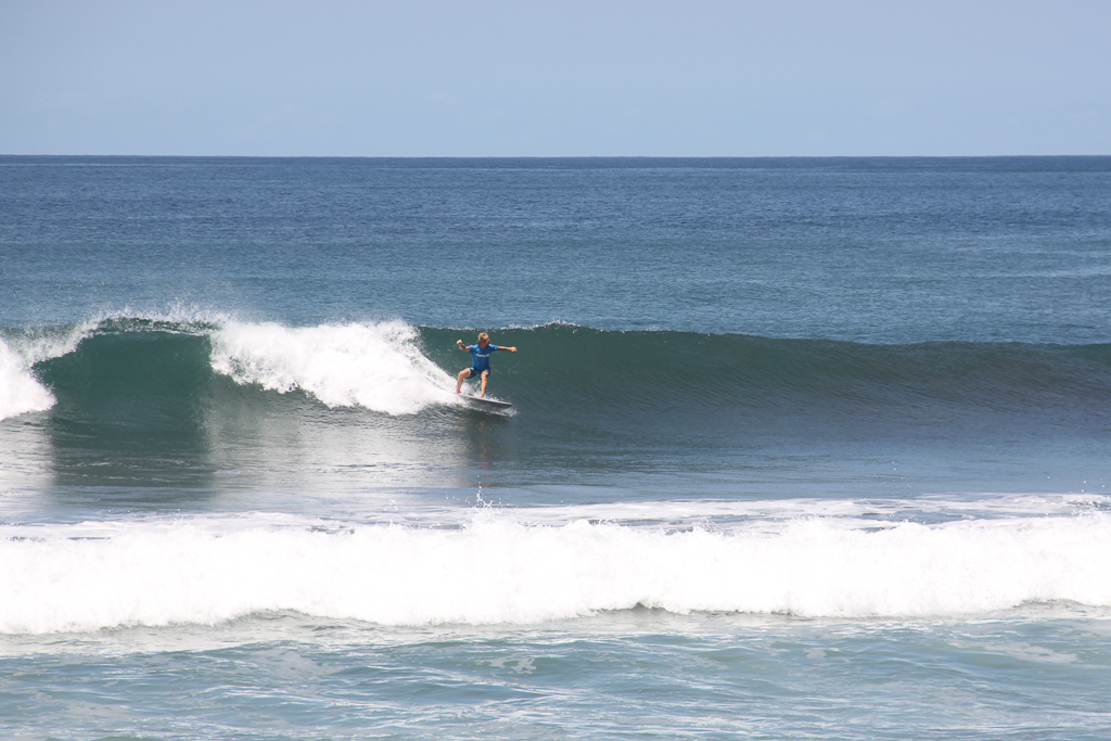 Rasmus surfer venstre-bølge på Playa Ostinal