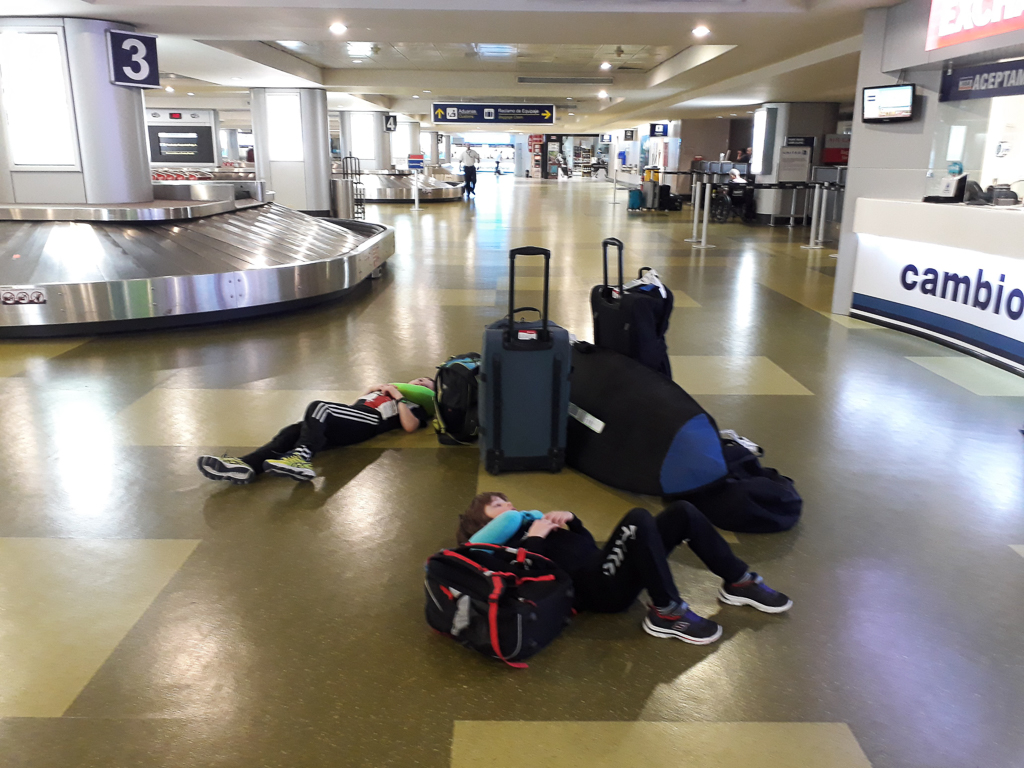 Børn der sover ved ankomsten til lufthavnen