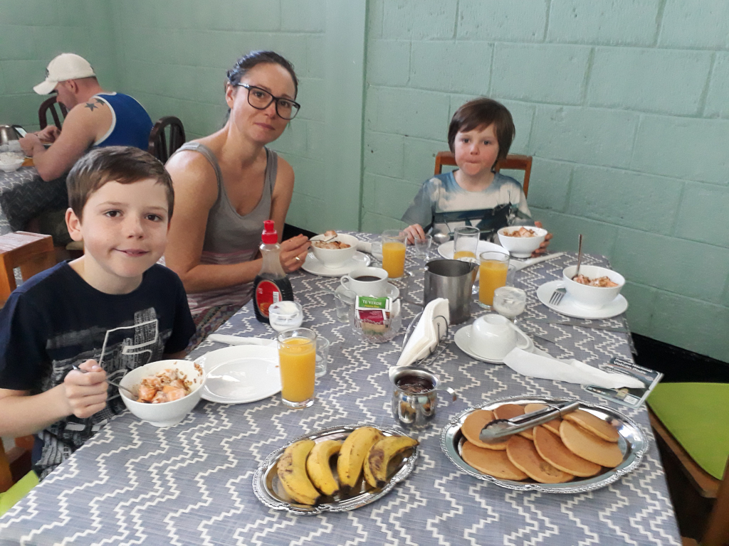 Morgenmad på Lajuela Hostel