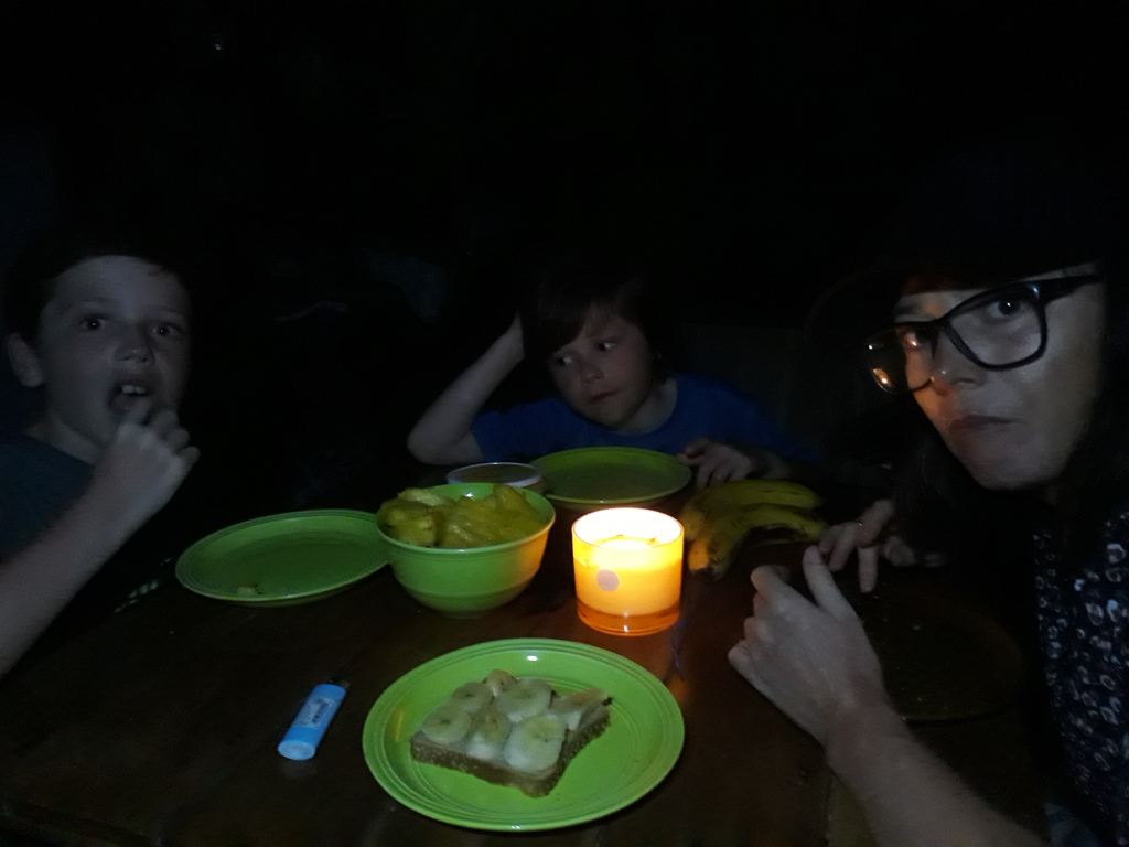 Oskar, Alfred og Helene spiser i mørket