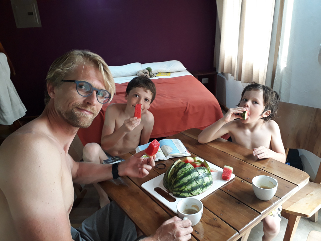 Rasmus, Oskar og Alfred spiser vandmelon