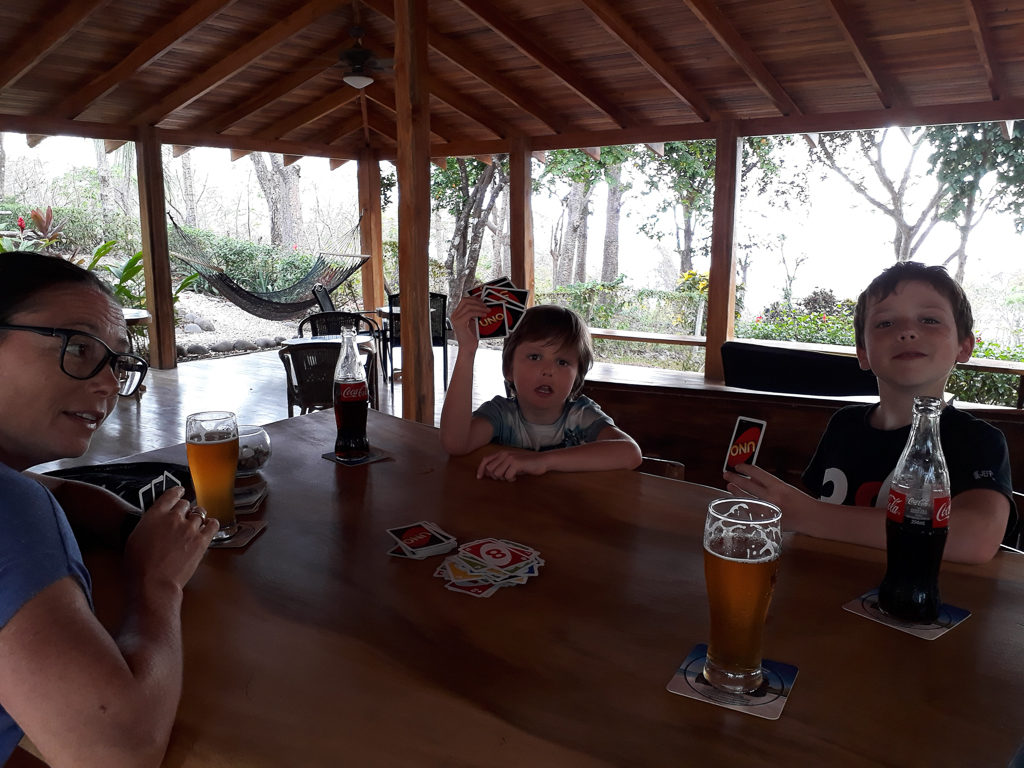 Helene, Alfred og Oskar spiller Uno på på Que Mae brewery