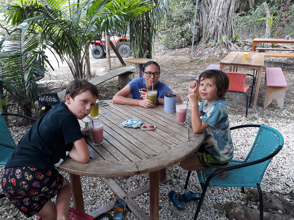 Oskar, Helene og Alfred med smoothies på Coleur Cafe