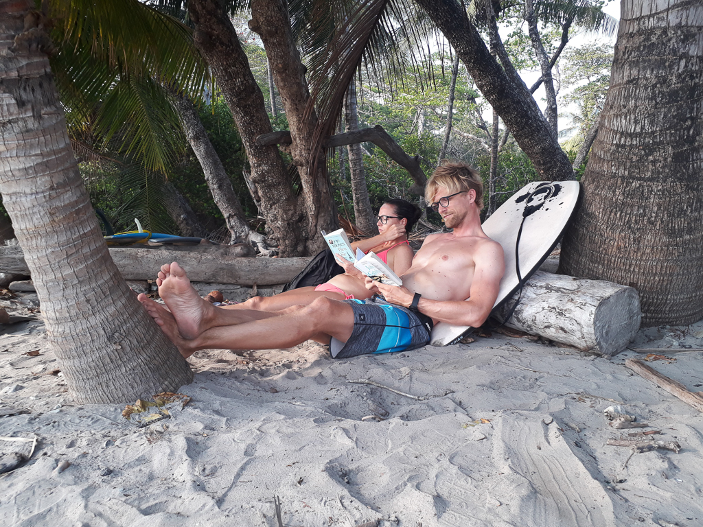Helene og Rasmus læser på Playa Hermosa