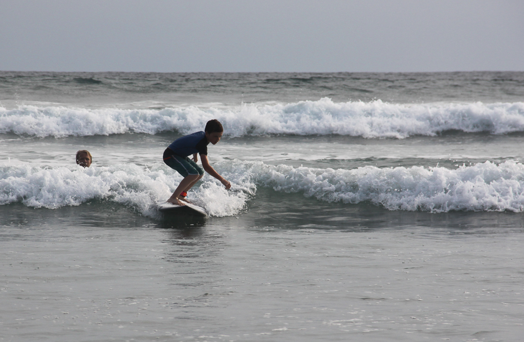 Oskar surfer på Playa Hermosa