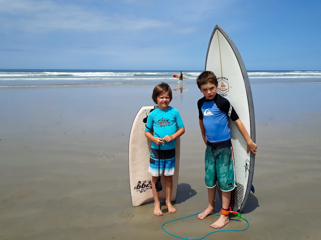 Oskar og Alfred med surfboards på Playa Hermosa