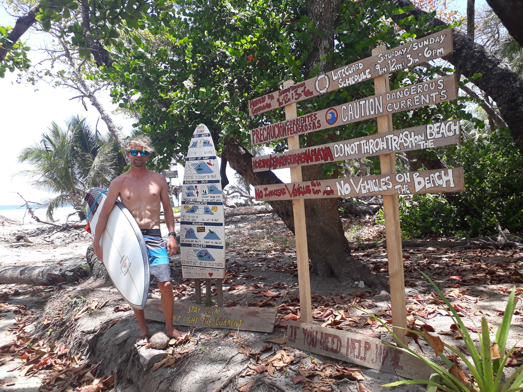 Rasmus ved skiltene på Playa Hermosa