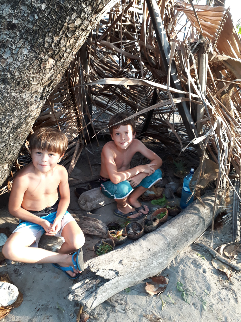 Alfred og Oskar leger butik på Playa Hermosa