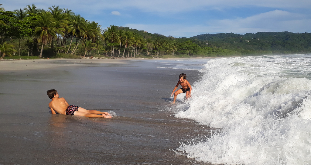 Oskar og Alfred i vandkanten på Playa Carmen