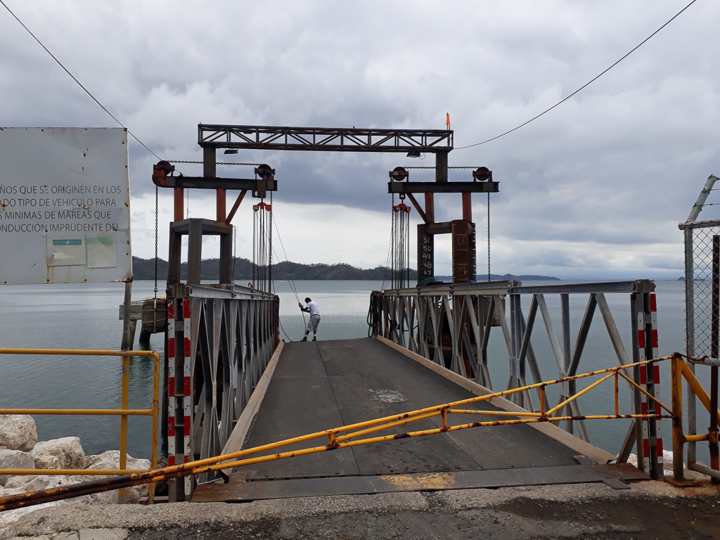 Tico hejser broen op med håndkraft