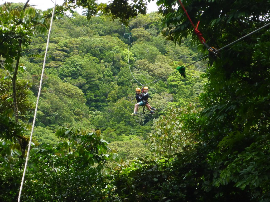 Alfred og Oskar på zip line sammen