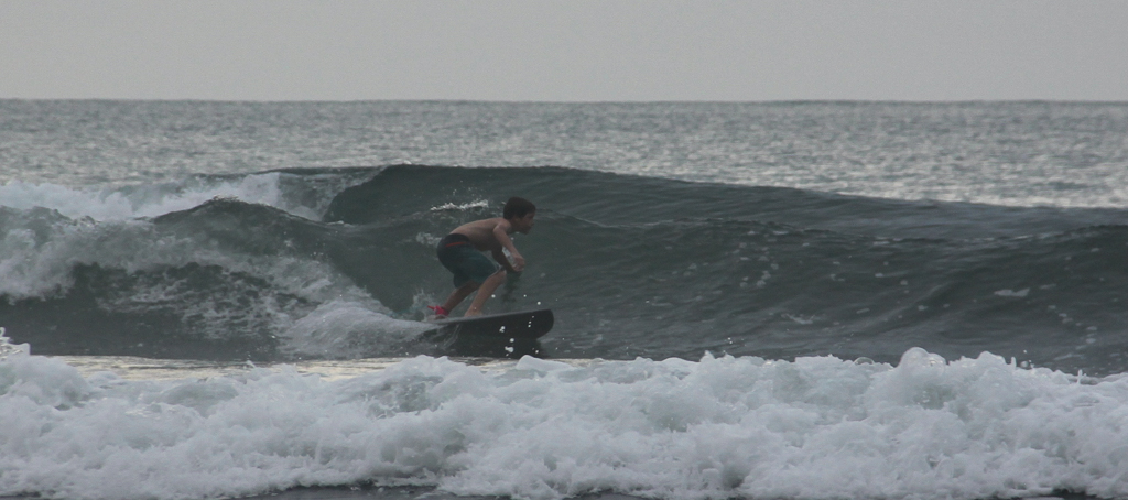 Oskar surfe i Cahuita