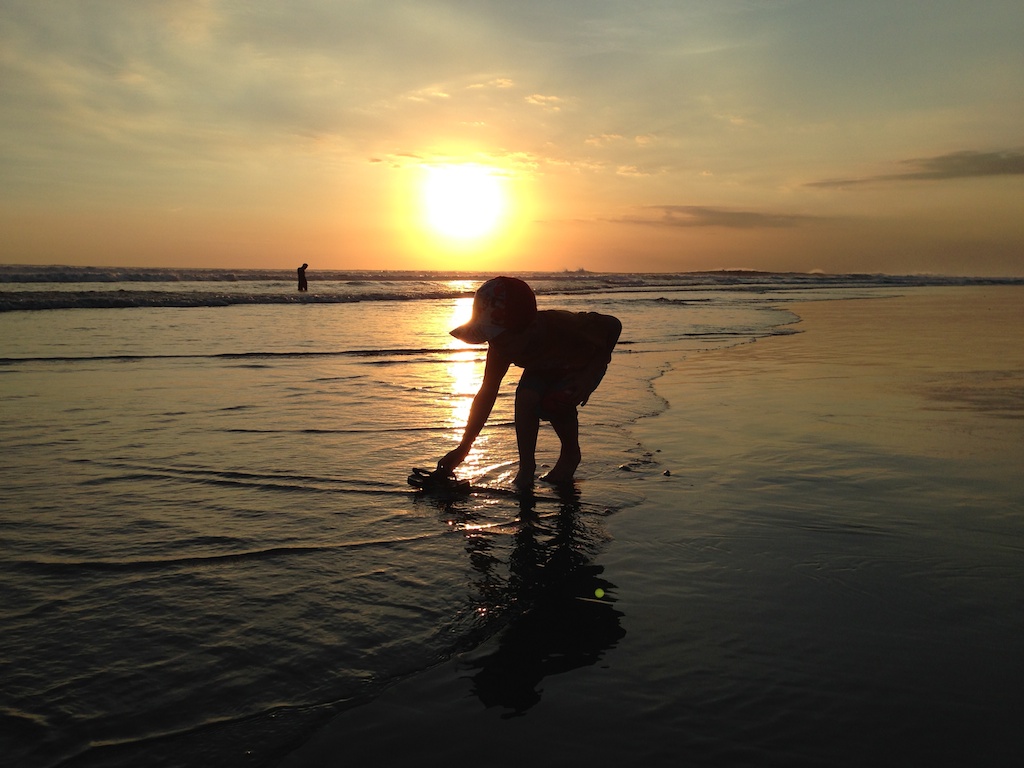 Oskar nyder solnedgangen på Legian Beach