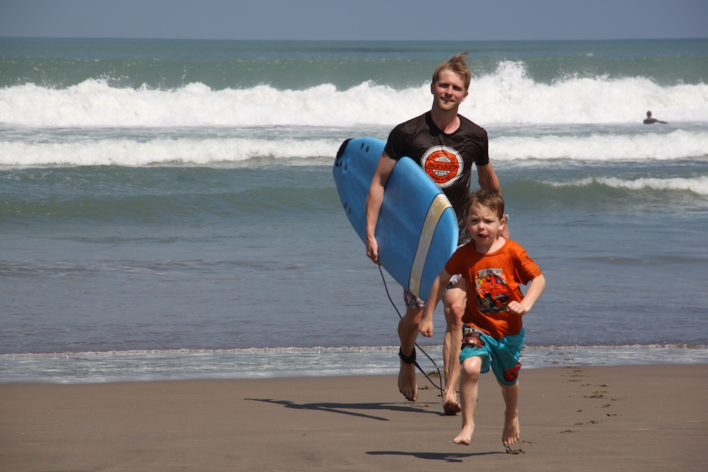 Surfing på Legian Beach foran Jayakarta Hotel