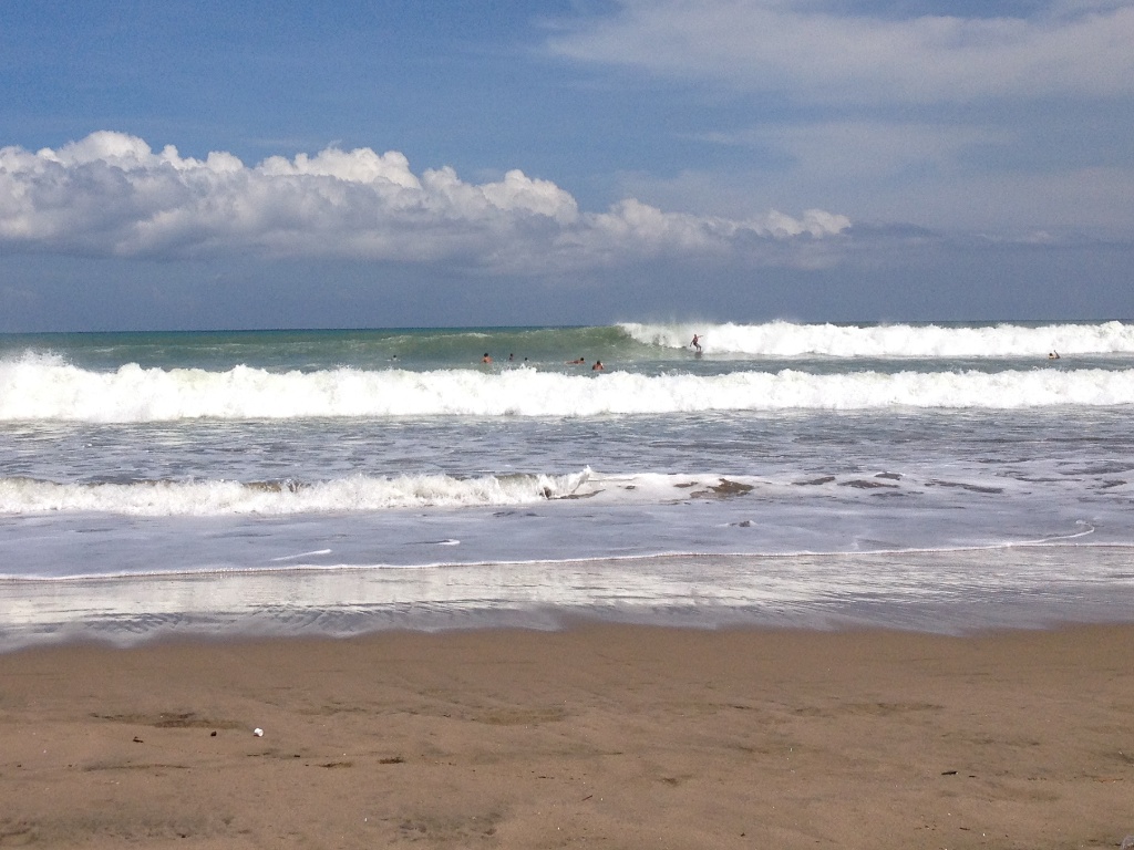 Surfing på stranden foran Jayakarta Hotel