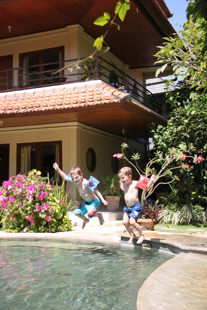 Oskar og Alfred hopper i poolen på Kusnadi Hotel