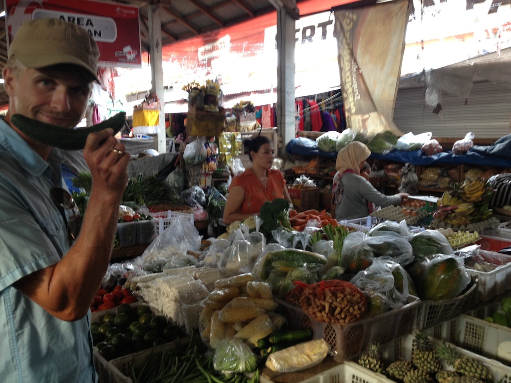 Rasmus med agurk på markedet i Canggu