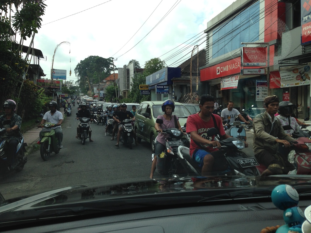 Kø på hovedgaden i Ubud