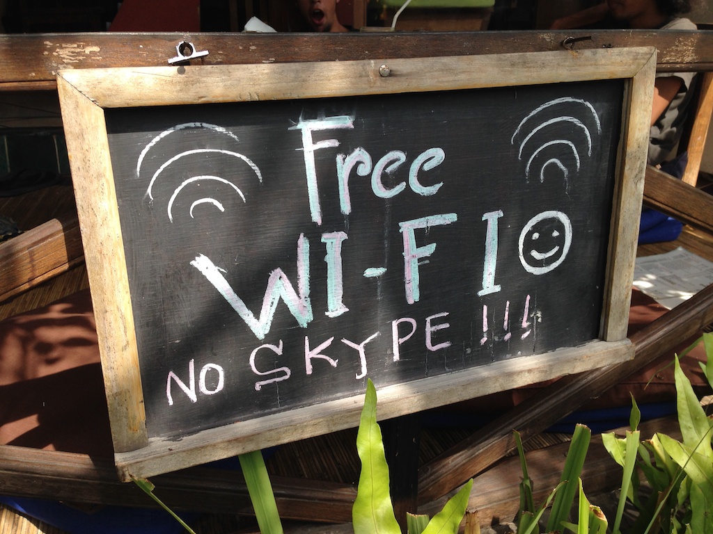 Skilt med teksten: Free WI-FI No SKYPE !!!