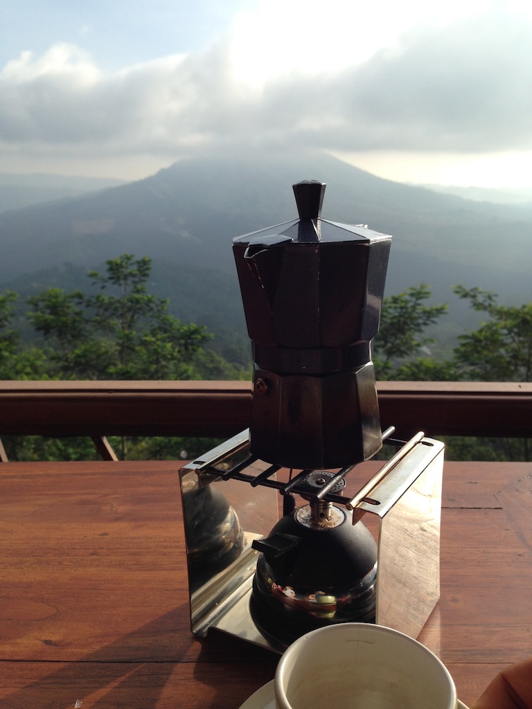 Kaffekande med Agung Batur vulkanen i baggrunden