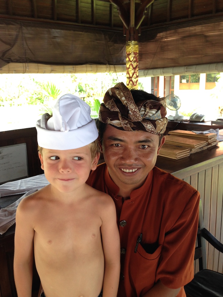 Oskar og en tjener med traditionel balinesisk hoved-tørklæde på hotel Adi Assri