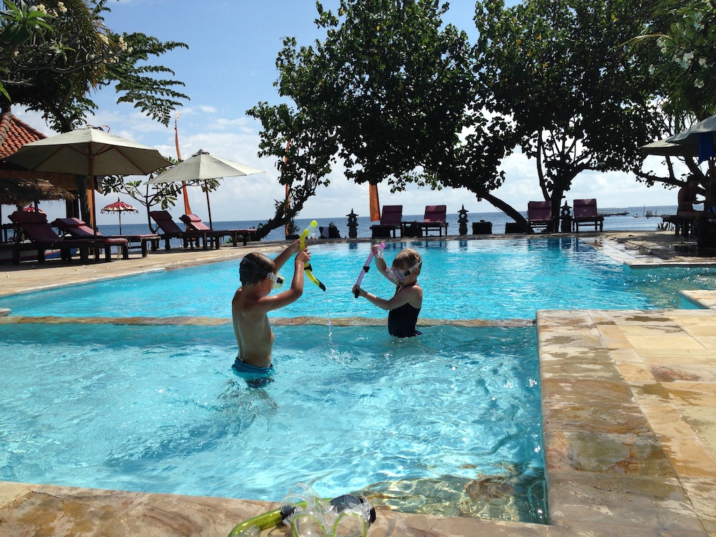 Oskar og Tilde leger med snorkler i poolen på hotel Adi Assri