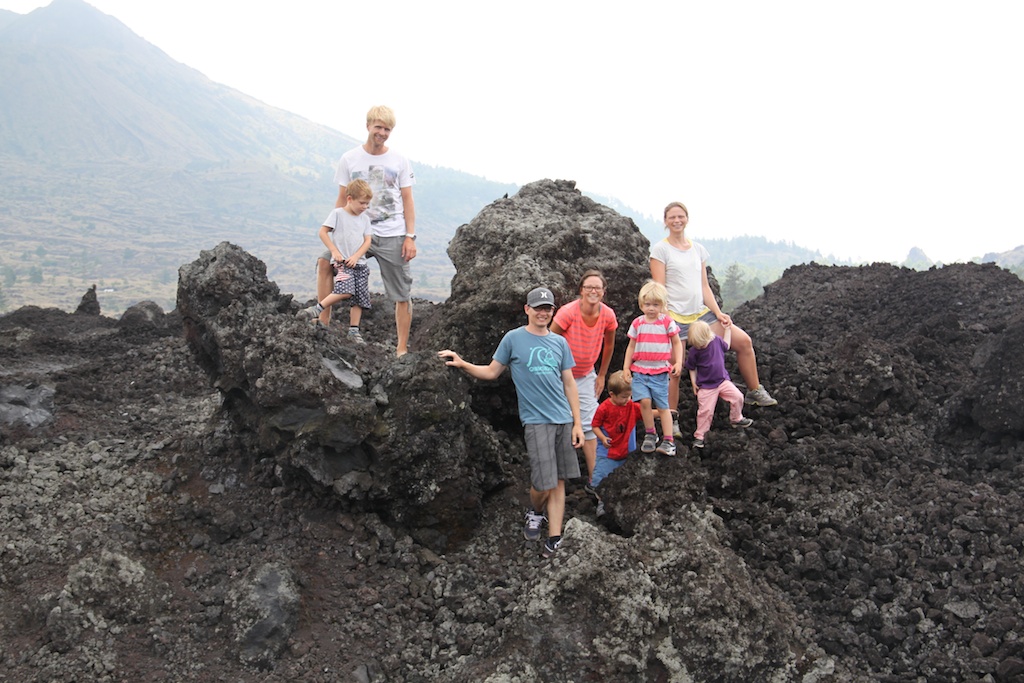 Gruppefoto i lavaen. Oskar, Rasmus, Bruno, Helene, Alfred, Tilde, Tove og Sine