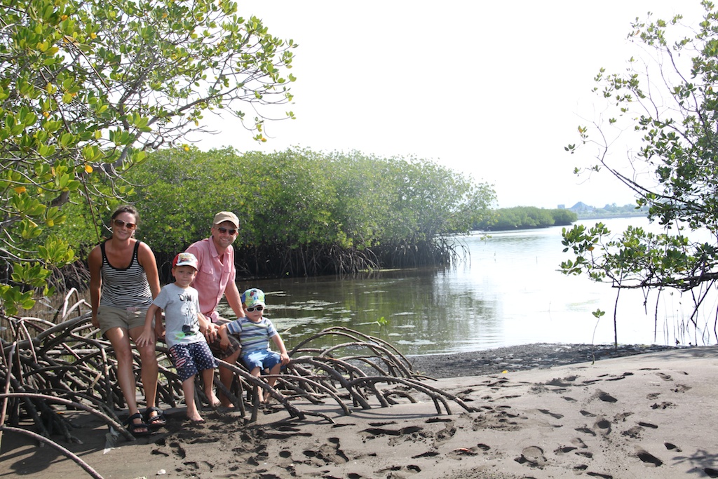 Helene Oskar, Rasmus og Alfred sidder på rødderne af en mangrove