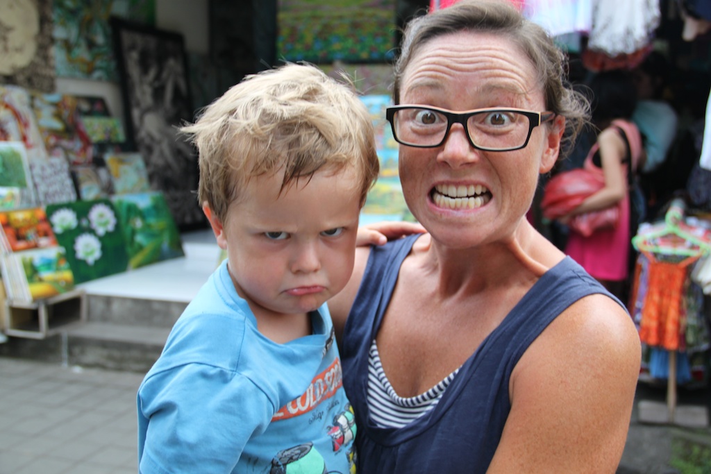 Helene og Alfred lave grimasser på markedet i Ubud