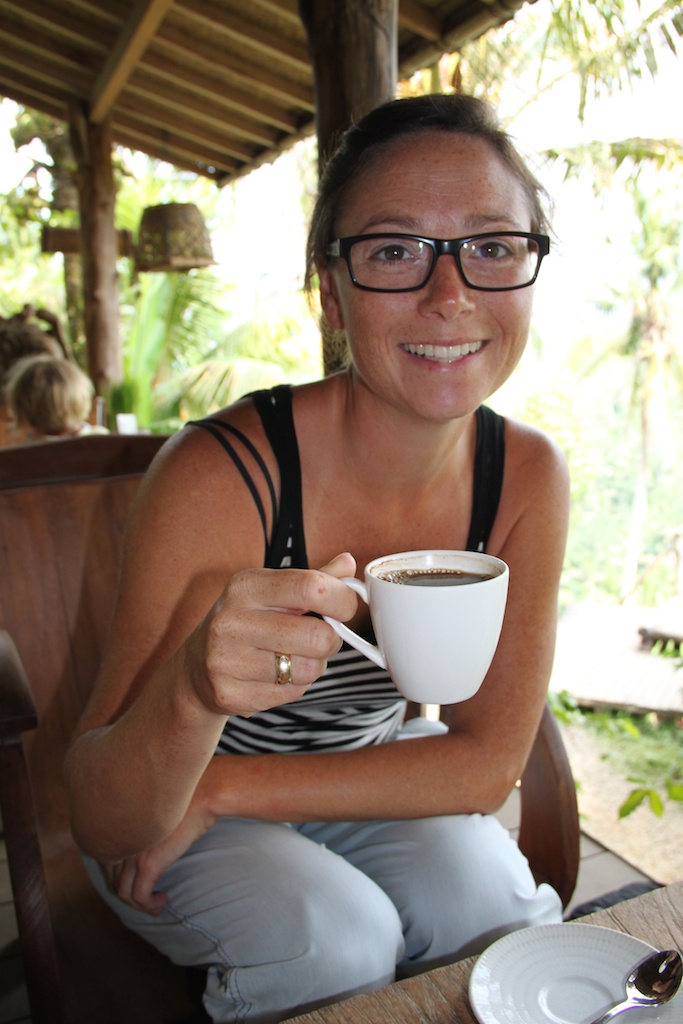 Helene med kop kopi luwak kaffe