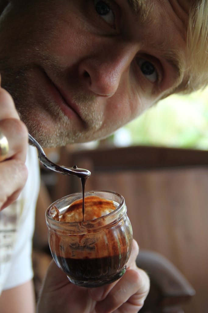 Rasmus med en kop meget stærk varm chokolade