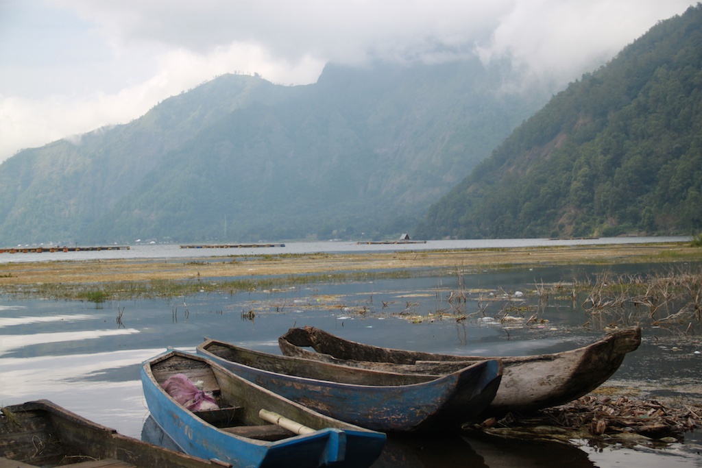 Kanoer ved bredden af Lake Batur