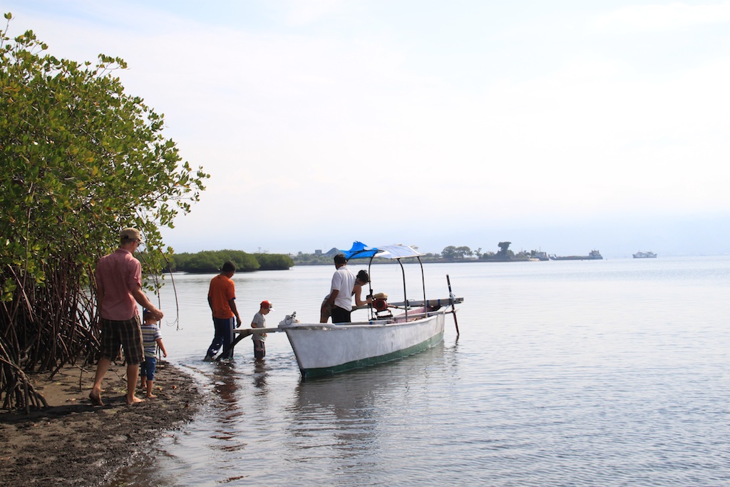 Rasmus, Alfred, Helene og Oskar stiger ombord på båden i mangrovesskoven