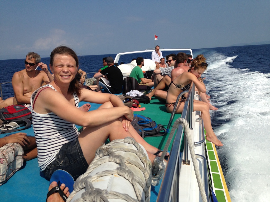 Tove og en masse andre turister på taget af båden til Gili Air