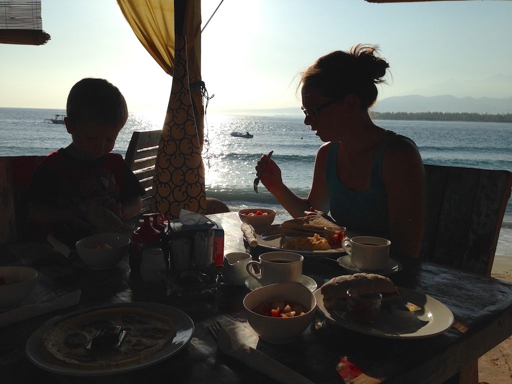 Alfred og Helene spiser morgenmad på Sunrise Hotel