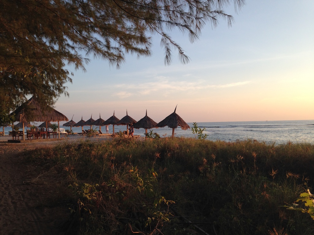 Solopgang over stranden på den nordøstlige ende af Gili Air