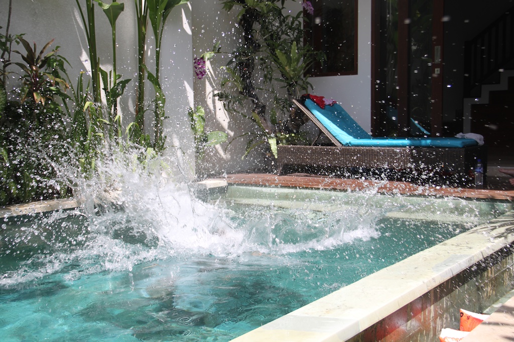 Helene laver bombe i poolen i villa Tamarind på Echo Beach