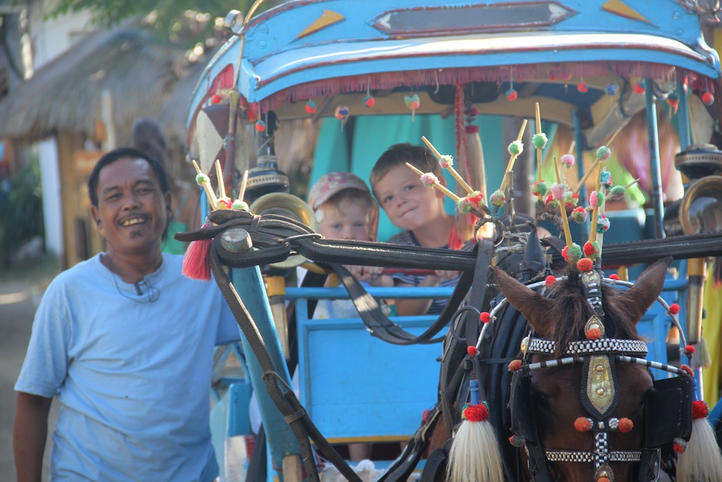 Sine og Oskar i en hestevogn på Gili Air