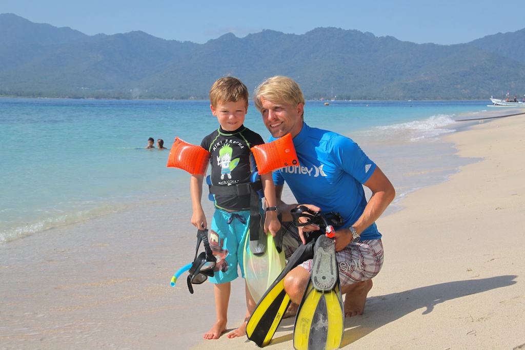 Oskar og Rasmus med snorkleludstyr på stranden foran Hotel Sunrise, Gili Air