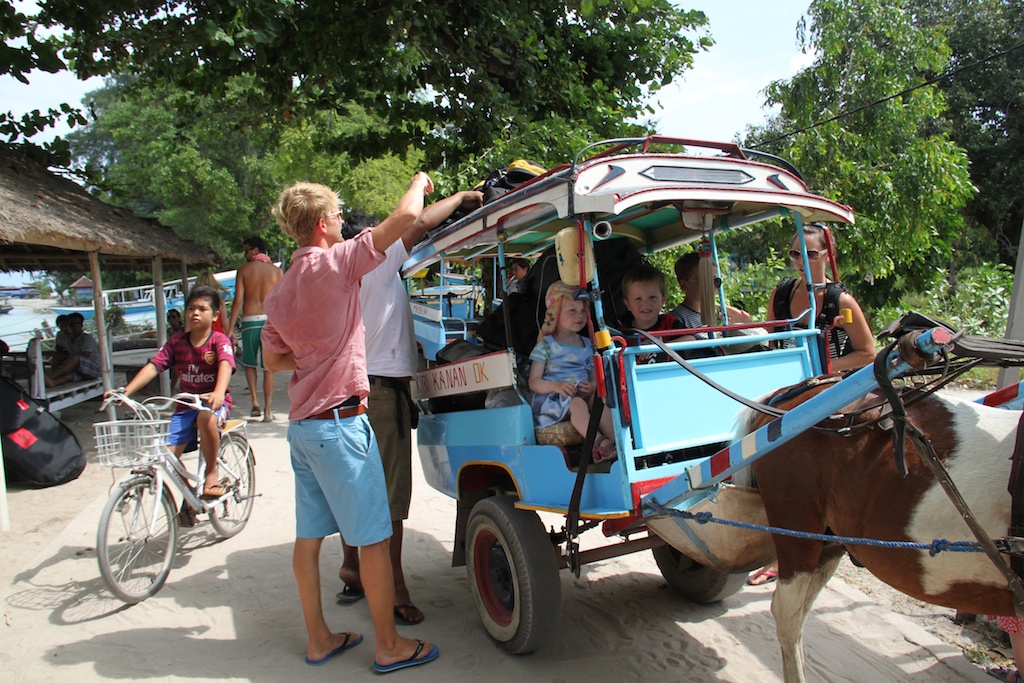 Rasmus læsser børn og bagage på hestevognen på Gili Air