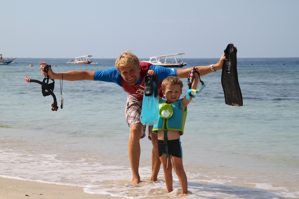 Alfred og Rasmus med snorkleludstyr på stranden, Gili Air